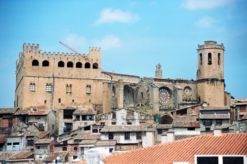 Vista general de la iglesia-castillo